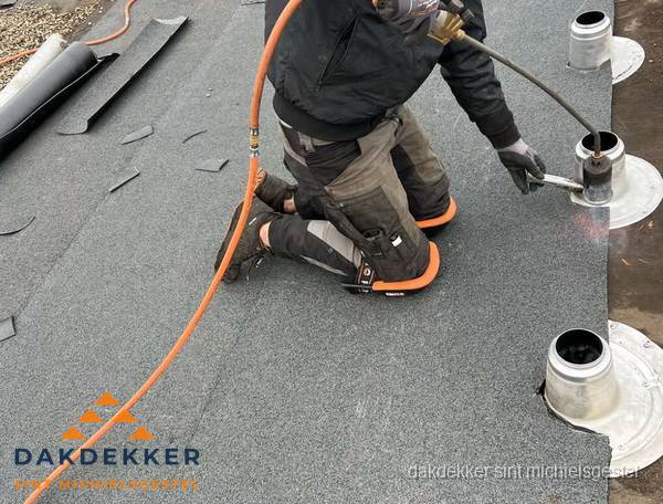 Dakdekker repareert bitumen dakleer bij dakdoorvoer in Sint Michielsgestel Dakdekker repareert bitumen dakleer bij dakdoorvoer in Sint Michielsgestel