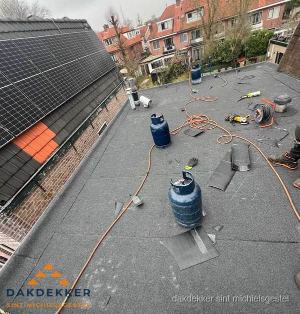 Daklekkage repareren met brandgereedschap op plat dak in Sint Michielsgestel Daklekkage repareren met brandgereedschap op plat dak in Sint Michielsgestel