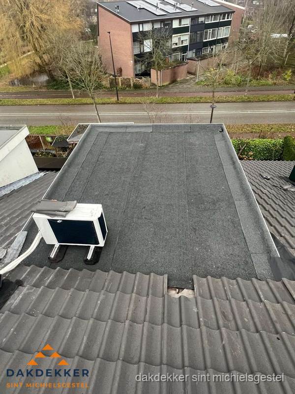 Plat dak inspectie met bitumen bedekking naast schuin pannendak in Sint Michielsgestel Plat dak inspectie met bitumen bedekking naast schuin pannendak in Sint Michielsgestel