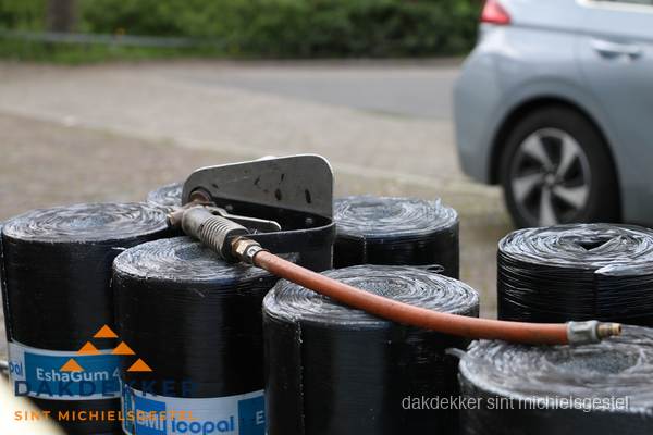 Rollen bitumen dakbedekking EshaGum klaar voor installatie in Sint Michielsgestel Rollen bitumen dakbedekking EshaGum klaar voor installatie in Sint Michielsgestel