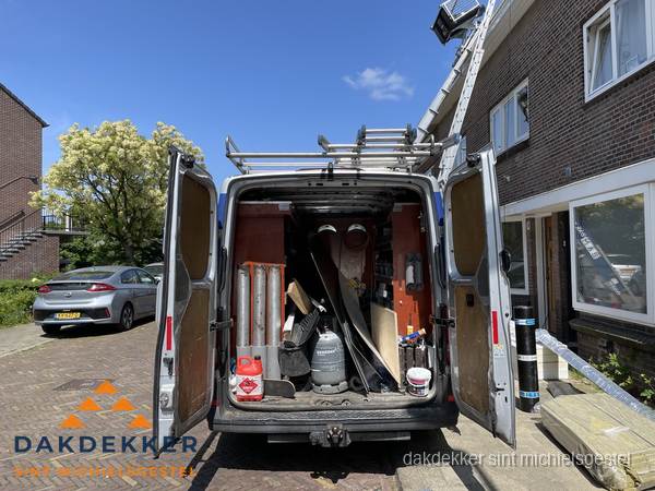 Spoed dakdekker bus met gereedschap en ladder bij woning in Sint Michielsgestel Spoed dakdekker bus met gereedschap en ladder bij woning in Sint Michielsgestel