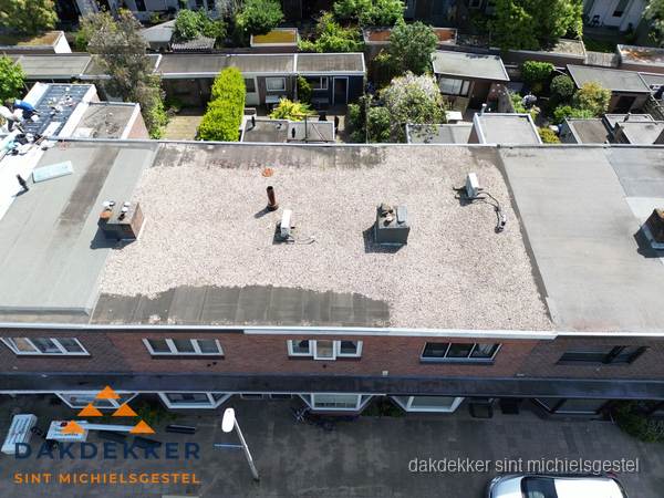 Plat dak met grindballast en dakdoorvoeren in Sint Michielsgestel Plat dak met grindballast en dakdoorvoeren in Sint Michielsgestel