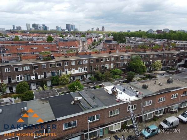 Spoed dakdekker aan het werk op plat dak in woonwijk Sint Michielsgestel Spoed dakdekker aan het werk op plat dak in woonwijk Sint Michielsgestel