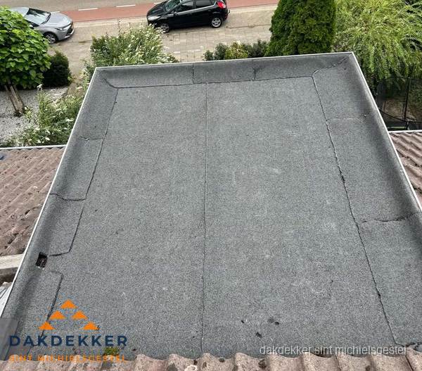 Nieuw aangebrachte bitumen dakbedekking op plat dak in Sint Michielsgestel Nieuw aangebrachte bitumen dakbedekking op plat dak in Sint Michielsgestel